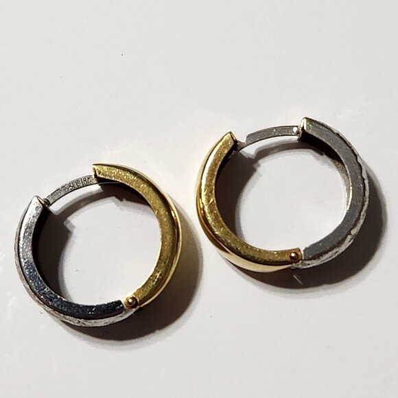 [SOLD] 80's 2.1g 18K Gold Engraved Design Etched Huggie Earrings - Picture 10 of 16